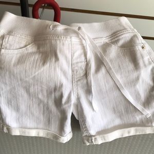 White denim shorts w elastic comfort waist